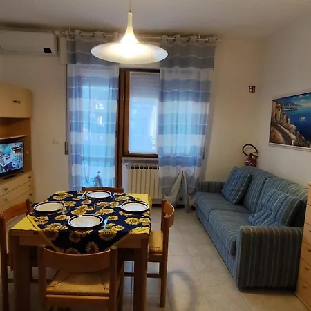 Tulipano Giallo A Pochi Passi Dal Mare * San Bartolomeo Al Mare
